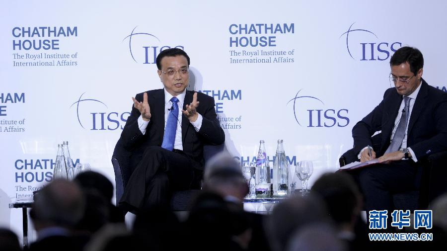 6月18日,國務(wù)院總理李克強(qiáng)在倫敦金融城市長官邸面向英國皇家國際問題研究所和國際戰(zhàn)略研究所兩大智庫發(fā)表題為《共建包容發(fā)展的美好世界》的演講。新華社記者 張鐸 攝 6月18日,國務(wù)院總理李克強(qiáng)在倫敦金融城市長官邸面向英國皇家國際問題研究所和國際戰(zhàn)略研究所兩大智庫發(fā)表題為《共建包容發(fā)展的美好世界》的演講。新華社記者 張鐸 攝
