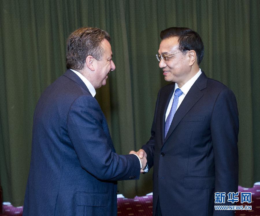 6月21日，國務院總理李克強在希臘克里特省首府伊拉克利翁會見省長阿爾納烏塔基斯。 新華社記者 王曄 攝 