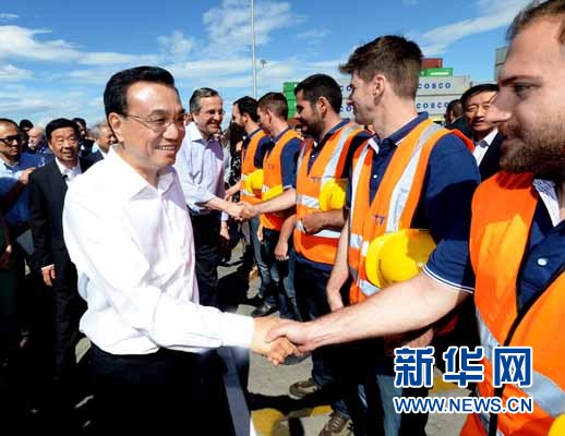6月20日,國務(wù)院總理李克強(qiáng)與希臘總理薩馬拉斯共同考察中國遠(yuǎn)洋運(yùn)輸集團(tuán)比雷埃夫斯集裝箱碼頭。這是李克強(qiáng)和薩馬拉斯來到3號(hào)碼頭,同碼頭工人親切交流。新華社記者 李濤 攝 6月20日,國務(wù)院總理李克強(qiáng)與希臘總理薩馬拉斯共同考察中國遠(yuǎn)洋運(yùn)輸集團(tuán)比雷埃夫斯集裝箱碼頭。這是李克強(qiáng)和薩馬拉斯來到3號(hào)碼頭,同碼頭工人親切交流。新華社記者 李濤 攝