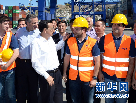 6月20日,國務(wù)院總理李克強(qiáng)與希臘總理薩馬拉斯共同考察中國遠(yuǎn)洋運(yùn)輸集團(tuán)比雷埃夫斯集裝箱碼頭。這是李克強(qiáng)和薩馬拉斯來到3號(hào)碼頭,同碼頭工人親切交流。新華社記者 李濤 攝 6月20日,國務(wù)院總理李克強(qiáng)與希臘總理薩馬拉斯共同考察中國遠(yuǎn)洋運(yùn)輸集團(tuán)比雷埃夫斯集裝箱碼頭。這是李克強(qiáng)和薩馬拉斯來到3號(hào)碼頭,同碼頭工人親切交流。新華社記者 李濤 攝