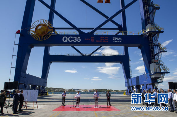 這是李克強(qiáng)和薩馬拉斯在3號(hào)碼頭發(fā)表講話。新華社記者 王曄 攝 這是李克強(qiáng)和薩馬拉斯在3號(hào)碼頭發(fā)表講話。新華社記者 王曄 攝