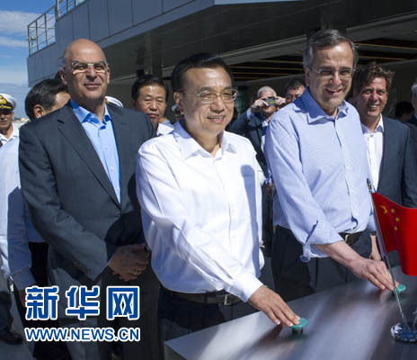 這是李克強(qiáng)與薩馬拉斯共同發(fā)出指令,一列滿載中國貨物的列車緩緩駛出比雷埃夫斯港,開往中東歐目的地。新華社記者 王曄 攝 這是李克強(qiáng)與薩馬拉斯共同發(fā)出指令,一列滿載中國貨物的列車緩緩駛出比雷埃夫斯港,開往中東歐目的地。新華社記者 王曄 攝