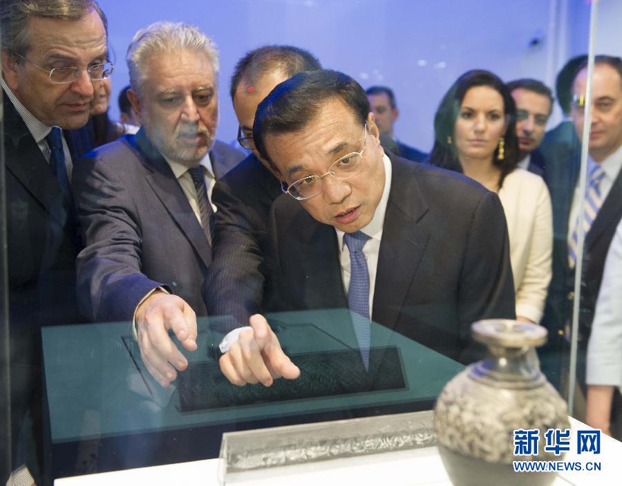 6月21日,國務院總理李克強與希臘總理薩馬拉斯共同出席希臘伊拉克利翁博物館新館開館儀式并發表講話。這是李克強在參觀博物館展品。新華社記者 黃敬文 攝 6月21日,國務院總理李克強與希臘總理薩馬拉斯共同出席希臘伊拉克利翁博物館新館開館儀式并發表講話。這是李克強在參觀博物館展品。新華社記者 黃敬文 攝