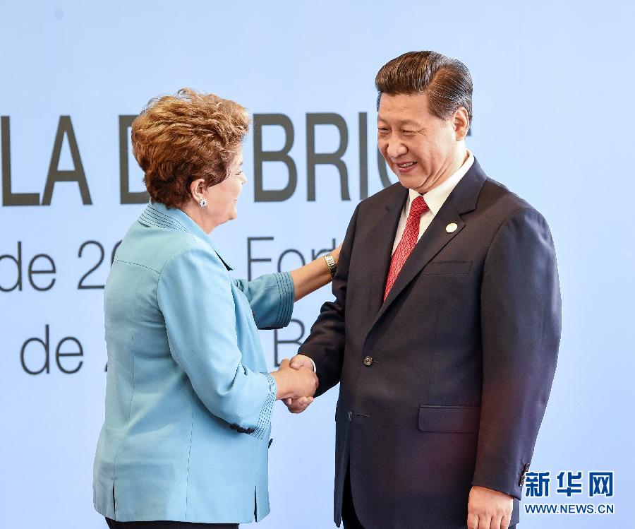 7月15日,國家主席習近平在巴西福塔萊薩出席金磚國家領導人第六次會晤。這是巴西總統羅塞夫迎接習近平主席。 新華社記者 李學仁 攝 7月15日,國家主席習近平在巴西福塔萊薩出席金磚國家領導人第六次會晤。這是巴西總統羅塞夫迎接習近平主席。 新華社記者 李學仁 攝