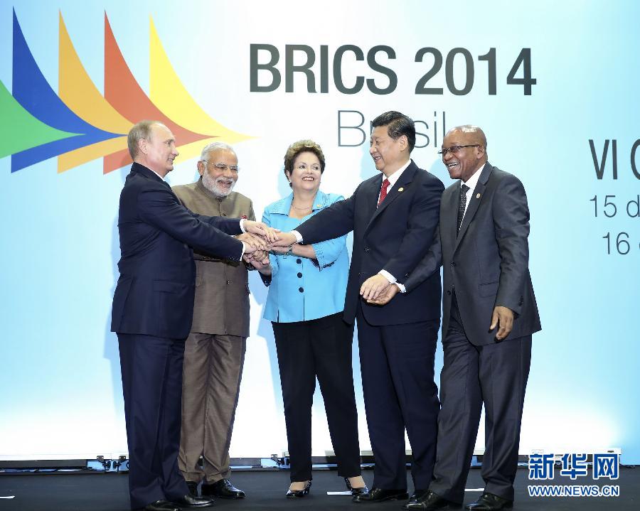 7月15日,國家主席習近平在巴西福塔萊薩出席金磚國家領導人第六次會晤。這是金磚國家領導人集體合影。 新華社記者蘭紅光攝 7月15日,國家主席習近平在巴西福塔萊薩出席金磚國家領導人第六次會晤。這是金磚國家領導人集體合影。 新華社記者蘭紅光攝