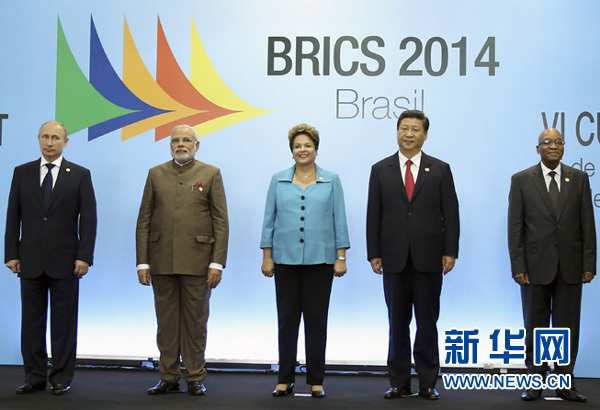 7月15日,國家主席習近平在巴西福塔萊薩出席金磚國家領導人第六次會晤。這是金磚國家領導人集體合影。 新華社記者蘭紅光攝 7月15日,國家主席習近平在巴西福塔萊薩出席金磚國家領導人第六次會晤。這是金磚國家領導人集體合影。 新華社記者蘭紅光攝