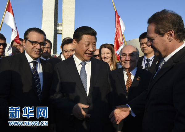 7月16日,國家主席習(xí)近平在巴西利亞會(huì)見巴西參議長卡列羅斯(前右)和眾議長阿爾維斯(前左)。 新華社記者 李學(xué)仁 攝 7月16日,國家主席習(xí)近平在巴西利亞會(huì)見巴西參議長卡列羅斯(前右)和眾議長阿爾維斯(前左)。 新華社記者 李學(xué)仁 攝