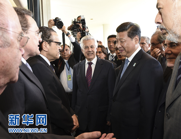 7月16日,國家主席習(xí)近平在巴西利亞會(huì)見巴西參議長卡列羅斯和眾議長阿爾維斯。這是兩院議長迎接習(xí)近平主席,并介紹議員代表。 新華社記者李學(xué)仁 攝 7月16日,國家主席習(xí)近平在巴西利亞會(huì)見巴西參議長卡列羅斯和眾議長阿爾維斯。這是兩院議長迎接習(xí)近平主席,并介紹議員代表。 新華社記者李學(xué)仁 攝