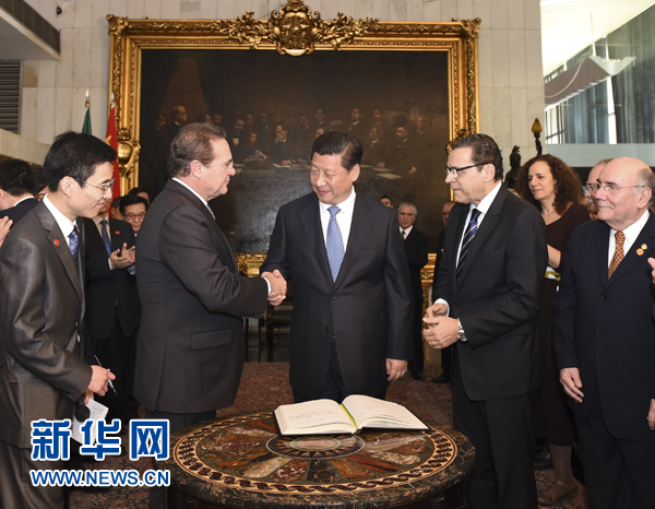 7月16日,國家主席習(xí)近平在巴西利亞會(huì)見巴西參議長卡列羅斯(前排左二)和眾議長阿爾維斯(前排右二)。 新華社記者 李學(xué)仁 攝 7月16日,國家主席習(xí)近平在巴西利亞會(huì)見巴西參議長卡列羅斯(前排左二)和眾議長阿爾維斯(前排右二)。 新華社記者 李學(xué)仁 攝