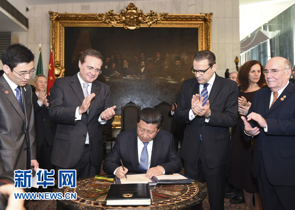 7月16日,國家主席習(xí)近平在巴西利亞會(huì)見巴西參議長卡列羅斯(前排左二)和眾議長阿爾維斯(前排右二)。這是習(xí)近平應(yīng)邀為參眾兩院題詞。新華社記者 李學(xué)仁 攝 7月16日,國家主席習(xí)近平在巴西利亞會(huì)見巴西參議長卡列羅斯(前排左二)和眾議長阿爾維斯(前排右二)。這是習(xí)近平應(yīng)邀為參眾兩院題詞。新華社記者 李學(xué)仁 攝