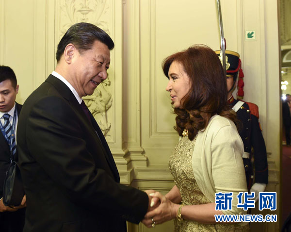當地時間7月18日,國家主席習近平在布宜諾斯艾利斯同阿根廷總統克里斯蒂娜舉行會談。這是會談開始前,克里斯蒂娜在總統府為習近平舉行隆重歡迎儀式。新華社記者 李學仁 攝 當地時間7月18日,國家主席習近平在布宜諾斯艾利斯同阿根廷總統克里斯蒂娜舉行會談。這是會談開始前,克里斯蒂娜在總統府為習近平舉行隆重歡迎儀式。新華社記者 李學仁 攝