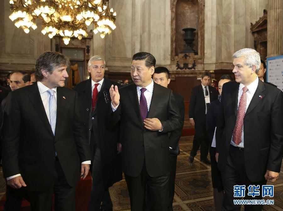 當地時間7月19日,國家主席習近平在布宜諾斯艾利斯會見阿根廷副總統兼參議長布杜(前左)和眾議長多明格斯(前右)。 新華社記者丁林攝 當地時間7月19日,國家主席習近平在布宜諾斯艾利斯會見阿根廷副總統兼參議長布杜(前左)和眾議長多明格斯(前右)。 新華社記者丁林攝