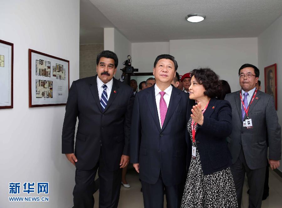 當地時間7月21日,國家主席習近平在委內瑞拉總統馬杜羅陪同下在加拉加斯參觀蒂烏娜社會住房項目。 新華社記者 蘭紅光 攝 當地時間7月21日,國家主席習近平在委內瑞拉總統馬杜羅陪同下在加拉加斯參觀蒂烏娜社會住房項目。 新華社記者 蘭紅光 攝