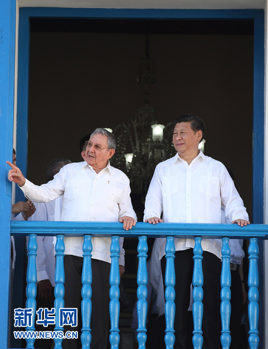 這是習近平在勞爾陪同下參觀圣地亞哥市政府時一同走上二層陽臺。1959年1月1日,菲德爾·卡斯特羅就是站在這里宣布古巴革命勝利。新華社記者蘭紅光 攝 這是習近平在勞爾陪同下參觀圣地亞哥市政府時一同走上二層陽臺。1959年1月1日,菲德爾·卡斯特羅就是站在這里宣布古巴革命勝利。新華社記者蘭紅光 攝