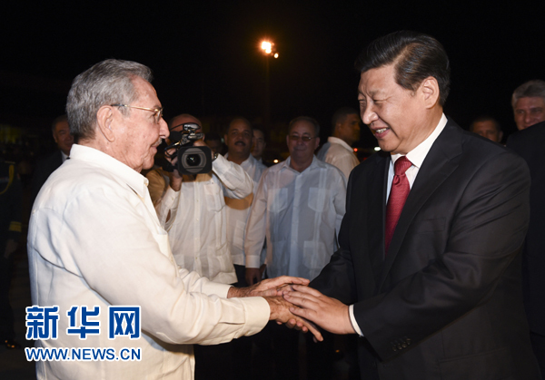 當地時間7月23日,國家主席習近平結束對古巴的訪問,離開圣地亞哥,啟程回國。這是古巴國務委員會主席兼部長會議主席勞爾·卡斯特羅到機場為習近平送行。新華社記者 李學仁 攝 當地時間7月23日,國家主席習近平結束對古巴的訪問,離開圣地亞哥,啟程回國。這是古巴國務委員會主席兼部長會議主席勞爾·卡斯特羅到機場為習近平送行。新華社記者 李學仁 攝