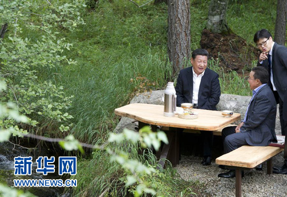 8月22日,國家主席習(xí)近平同蒙古國總統(tǒng)額勒貝格道爾吉在烏蘭巴托市郊的總統(tǒng)官邸再次會晤。這是習(xí)近平同額勒貝格道爾吉會晤后在溪畔飲茶。新華社記者 黃敬文 攝 8月22日,國家主席習(xí)近平同蒙古國總統(tǒng)額勒貝格道爾吉在烏蘭巴托市郊的總統(tǒng)官邸再次會晤。這是習(xí)近平同額勒貝格道爾吉會晤后在溪畔飲茶。新華社記者 黃敬文 攝