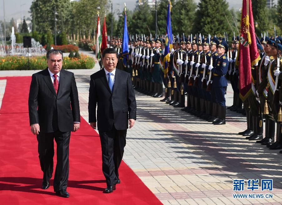 9月13日，國家主席習(xí)近平在杜尚別同塔吉克斯坦總統(tǒng)拉赫蒙舉行會談。會談前，拉赫蒙在民族宮前廣場為習(xí)近平舉行隆重的歡迎儀式。新華社記者馬占成攝 