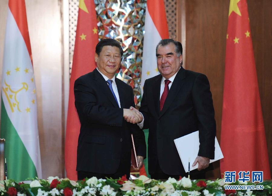9月13日，國(guó)家主席習(xí)近平和塔吉克斯坦總統(tǒng)拉赫蒙在杜尚別共同簽署《中塔關(guān)于進(jìn)一步發(fā)展和深化戰(zhàn)略伙伴關(guān)系的聯(lián)合宣言》。新華社記者謝環(huán)馳攝 