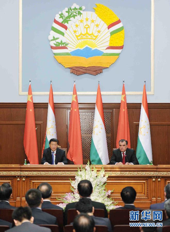 9月13日，國(guó)家主席習(xí)近平同塔吉克斯坦總統(tǒng)拉赫蒙在杜尚別共同會(huì)見(jiàn)記者。 新華社記者謝環(huán)馳攝