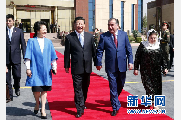 9月14日,國家主席習近平結束對塔吉克斯坦的國事訪問,乘坐專機離開杜尚別。拉赫蒙總統夫婦專程到機場為習近平和夫人彭麗媛送行。新華社記者 鞠鵬 攝 9月14日,國家主席習近平結束對塔吉克斯坦的國事訪問,乘坐專機離開杜尚別。拉赫蒙總統夫婦專程到機場為習近平和夫人彭麗媛送行。新華社記者 鞠鵬 攝