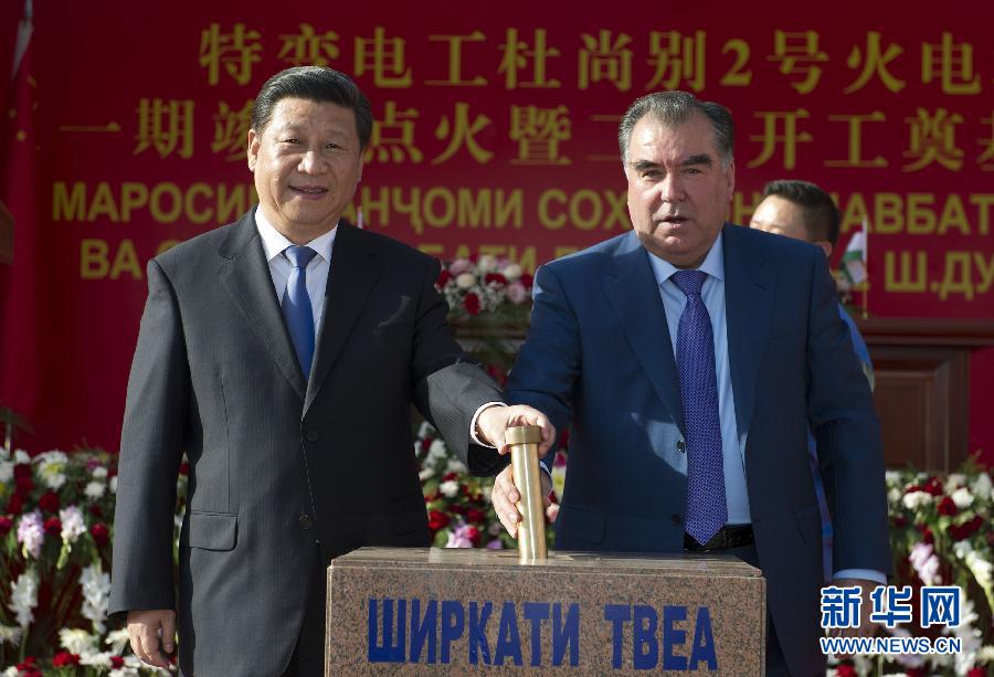 9月13日，國家主席習近平和塔吉克斯坦總統拉赫蒙在杜尚別共同出席中塔兩國重大合作項目&mdash;&mdash;杜尚別2號熱電廠一期工程竣工儀式、二期工程開工儀式。這是習近平和拉赫蒙一同將裝有兩國元首簽名二期工程奠基紀念頁的金色金屬管放入水泥墩中。 新華社記者黃敬文攝 