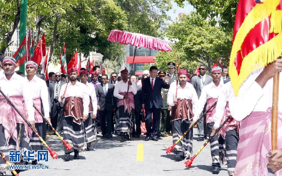 9月15日，國家主席習近平同馬爾代夫總統亞明在馬累舉行會談。會談前，亞明在共和國廣場為習近平舉行歡迎儀式。 新華社記者 鞠鵬 攝