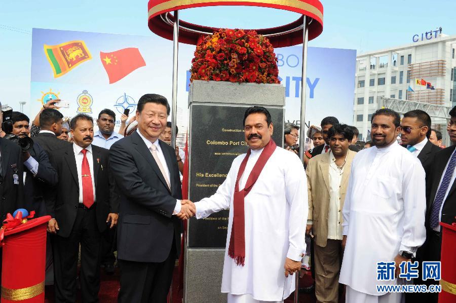 9月17日，國家主席習近平在斯里蘭卡總統拉賈帕克薩陪同下考察中斯港口合作項目。這是習近平和拉賈帕克薩為港口城奠基揭幕。 新華社記者謝環馳 攝