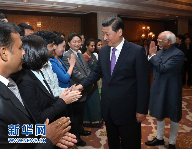 9月18日,國家主席習(xí)近平在印度世界事務(wù)委員會(huì)發(fā)表題為《攜手追尋民族復(fù)興之夢》的重要演講。演講結(jié)束后,習(xí)近平接見中印兩國青年代表。新華社記者 龐興雷 攝 9月18日,國家主席習(xí)近平在印度世界事務(wù)委員會(huì)發(fā)表題為《攜手追尋民族復(fù)興之夢》的重要演講。演講結(jié)束后,習(xí)近平接見中印兩國青年代表。新華社記者 龐興雷 攝