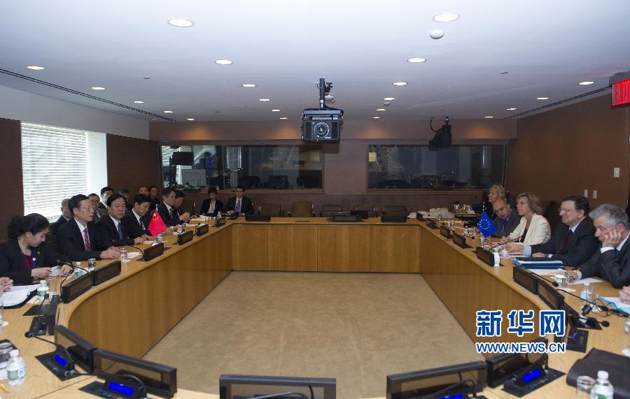 9月23日,正在紐約出席聯(lián)合國氣候峰會的國家主席習(xí)近平特使、國務(wù)院副總理張高麗在紐約聯(lián)合國總部會見歐盟委員會主席巴羅佐。新華社記者 王曄 攝 9月23日,正在紐約出席聯(lián)合國氣候峰會的國家主席習(xí)近平特使、國務(wù)院副總理張高麗在紐約聯(lián)合國總部會見歐盟委員會主席巴羅佐。新華社記者 王曄 攝