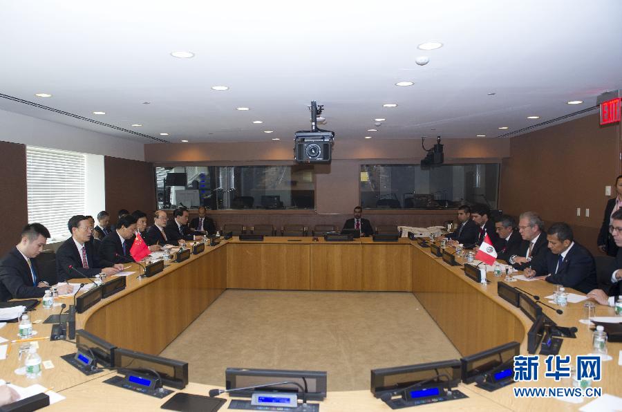 9月23日,出席聯(lián)合國氣候峰會的國家主席習近平特使、國務院副總理張高麗在紐約聯(lián)合國總部會見秘魯總統(tǒng)烏馬拉。 新華社記者 王曄 攝 9月23日,出席聯(lián)合國氣候峰會的國家主席習近平特使、國務院副總理張高麗在紐約聯(lián)合國總部會見秘魯總統(tǒng)烏馬拉。 新華社記者 王曄 攝