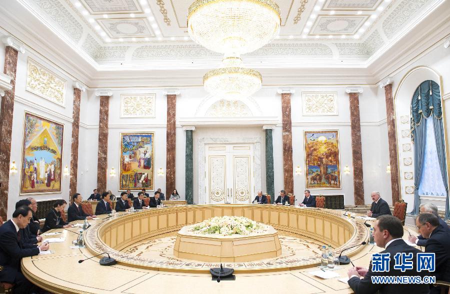 9月26日,應邀訪問白俄羅斯的國務院副總理張高麗在明斯克會見白俄羅斯總統盧卡申科。新華社記者王曄攝 9月26日,應邀訪問白俄羅斯的國務院副總理張高麗在明斯克會見白俄羅斯總統盧卡申科。新華社記者王曄攝