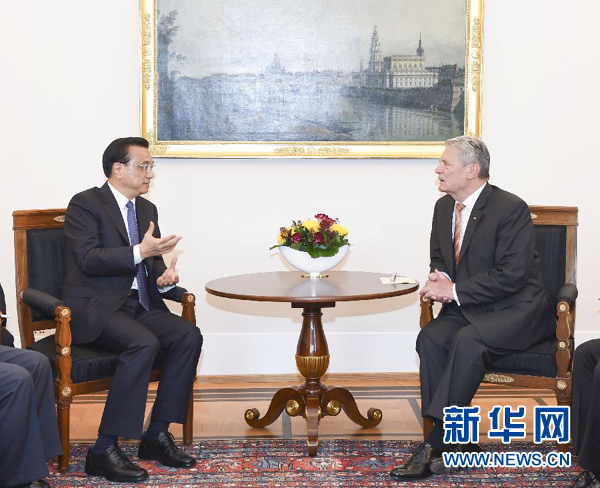 10月10日,國務院總理李克強在柏林會見德國總統(tǒng)高克。 新華社記者李學仁 攝 10月10日,國務院總理李克強在柏林會見德國總統(tǒng)高克。 新華社記者李學仁 攝