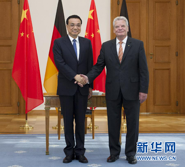 10月10日,國務院總理李克強在柏林會見德國總統(tǒng)高克。 新華社記者王曄 攝 10月10日,國務院總理李克強在柏林會見德國總統(tǒng)高克。 新華社記者王曄 攝