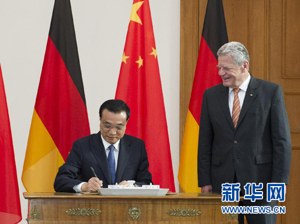 10月10日,國務院總理李克強在柏林會見德國總統(tǒng)高克。這是李克強總理在高克總統(tǒng)的陪同下在貴賓簿上簽字。 新華社記者 王曄 攝 10月10日,國務院總理李克強在柏林會見德國總統(tǒng)高克。這是李克強總理在高克總統(tǒng)的陪同下在貴賓簿上簽字。 新華社記者 王曄 攝