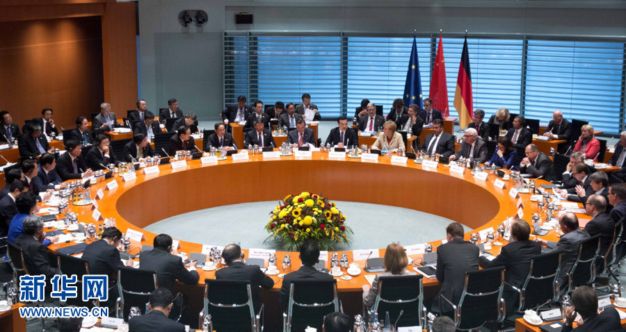 10月10日，中國國務(wù)院總理李克強在柏林與德國總理默克爾共同主持第三輪中德政府磋商。 新華社記者 李學(xué)仁 攝 