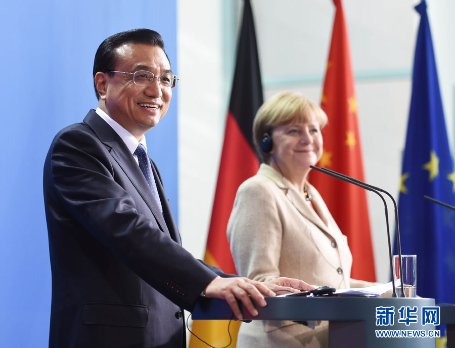 10月10日,國務院總理李克強在柏林與德國總理默克爾圓滿結束第三輪中德政府磋商后共同會見記者。 新華社記者 李學仁 攝 10月10日,國務院總理李克強在柏林與德國總理默克爾圓滿結束第三輪中德政府磋商后共同會見記者。 新華社記者 李學仁 攝