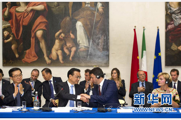 10月14日，中國(guó)國(guó)務(wù)院總理李克強(qiáng)在羅馬巴爾貝里尼宮與意大利總理倫齊共同會(huì)見(jiàn)中意企業(yè)家委員會(huì)委員及企業(yè)家代表并致辭。 新華社記者謝環(huán)馳 攝 