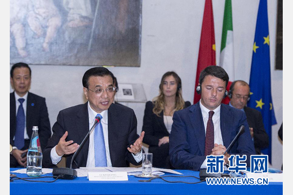 10月14日，中國(guó)國(guó)務(wù)院總理李克強(qiáng)在羅馬巴爾貝里尼宮與意大利總理倫齊共同會(huì)見(jiàn)中意企業(yè)家委員會(huì)委員及企業(yè)家代表并致辭。 新華社記者 王曄攝 