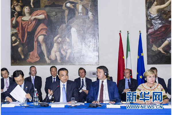 10月14日，中國(guó)國(guó)務(wù)院總理李克強(qiáng)在羅馬巴爾貝里尼宮與意大利總理倫齊共同會(huì)見(jiàn)中意企業(yè)家委員會(huì)委員及企業(yè)家代表并致辭。 新華社記者 王曄攝 