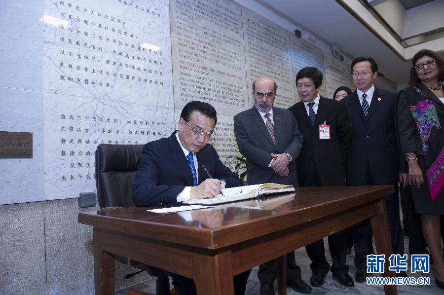 10月15日,中國國務院總理李克強在羅馬會見聯合國糧農組織總干事格拉齊亞諾。這是李克強抵達后在貴賓簿上簽字。 新華社記者 王曄 攝 10月15日,中國國務院總理李克強在羅馬會見聯合國糧農組織總干事格拉齊亞諾。這是李克強抵達后在貴賓簿上簽字。 新華社記者 王曄 攝