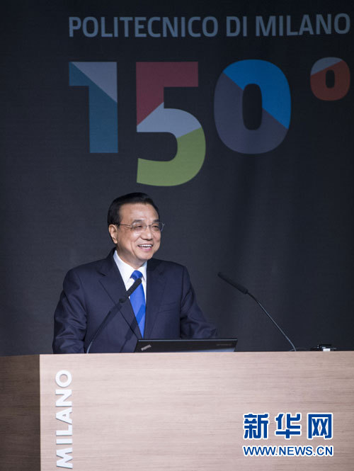 10月16日,中國國務(wù)院總理李克強(qiáng)在米蘭與意大利總理倫齊共同出席第五屆中意創(chuàng)新合作周大會(huì)并致辭。 新華社記者王曄攝 10月16日,中國國務(wù)院總理李克強(qiáng)在米蘭與意大利總理倫齊共同出席第五屆中意創(chuàng)新合作周大會(huì)并致辭。 新華社記者王曄攝