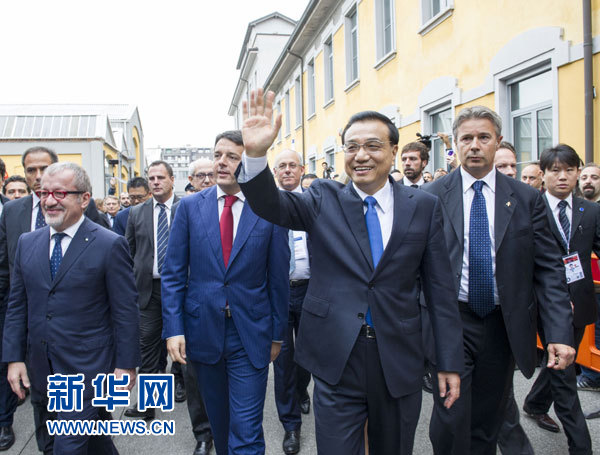 10月16日,中國國務(wù)院總理李克強(qiáng)在米蘭與意大利總理倫齊共同出席第五屆中意創(chuàng)新合作周大會(huì)并致辭。這是李克強(qiáng)抵達(dá)位于米蘭理工大學(xué)的會(huì)場。新華社記者王曄攝 10月16日,中國國務(wù)院總理李克強(qiáng)在米蘭與意大利總理倫齊共同出席第五屆中意創(chuàng)新合作周大會(huì)并致辭。這是李克強(qiáng)抵達(dá)位于米蘭理工大學(xué)的會(huì)場。新華社記者王曄攝