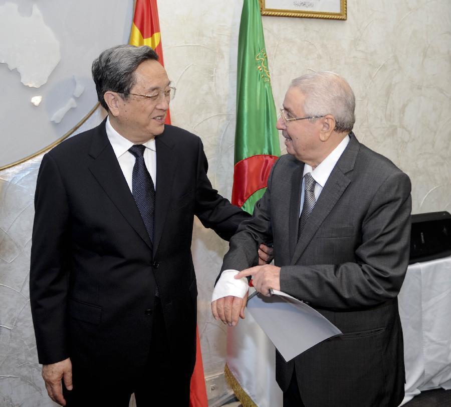 11月1日，正在阿爾及利亞進(jìn)行正式友好訪問(wèn)的全國(guó)政協(xié)主席俞正聲在阿爾及爾與阿民族院議長(zhǎng)本·薩拉赫舉行會(huì)談。這是俞正聲親切詢問(wèn)本·薩拉赫的手傷情況。新華社記者 張鐸 攝 