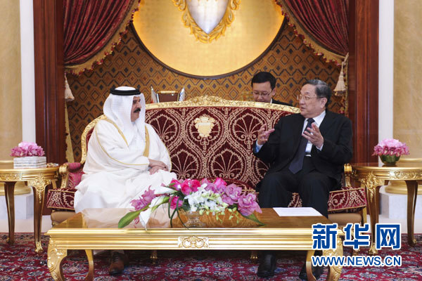 11月6日,正在巴林進行正式友好訪問的全國政協主席俞正聲在麥納麥會見巴林國王哈馬德。 新華社記者 張鐸 攝 11月6日,正在巴林進行正式友好訪問的全國政協主席俞正聲在麥納麥會見巴林國王哈馬德。 新華社記者 張鐸 攝