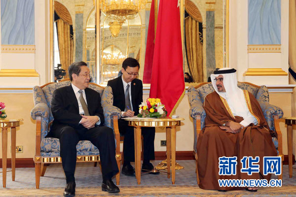 11月6日,正在巴林進行正式友好訪問的全國政協主席俞正聲在麥納麥會見巴林王儲薩勒曼。 新華社記者劉衛兵攝 11月6日,正在巴林進行正式友好訪問的全國政協主席俞正聲在麥納麥會見巴林王儲薩勒曼。 新華社記者劉衛兵攝