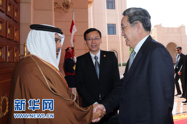 11月6日,正在巴林進行正式友好訪問的全國政協主席俞正聲在麥納麥會見巴林王儲薩勒曼。 新華社記者劉衛兵攝 11月6日,正在巴林進行正式友好訪問的全國政協主席俞正聲在麥納麥會見巴林王儲薩勒曼。 新華社記者劉衛兵攝