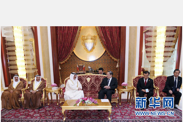 11月6日,正在巴林進行正式友好訪問的全國政協主席俞正聲在麥納麥會見巴林國王哈馬德。 新華社記者 張鐸 攝 11月6日,正在巴林進行正式友好訪問的全國政協主席俞正聲在麥納麥會見巴林國王哈馬德。 新華社記者 張鐸 攝