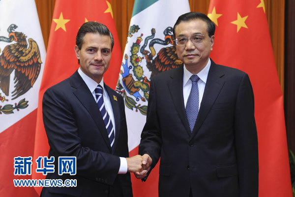 11月11日,國(guó)務(wù)院總理李克強(qiáng)在北京人民大會(huì)堂會(huì)見(jiàn)來(lái)華進(jìn)行國(guó)事訪問(wèn)并出席亞太經(jīng)合組織第二十二次領(lǐng)導(dǎo)人非正式會(huì)議的墨西哥總統(tǒng)培尼亞。新華社記者張鐸攝 11月11日,國(guó)務(wù)院總理李克強(qiáng)在北京人民大會(huì)堂會(huì)見(jiàn)來(lái)華進(jìn)行國(guó)事訪問(wèn)并出席亞太經(jīng)合組織第二十二次領(lǐng)導(dǎo)人非正式會(huì)議的墨西哥總統(tǒng)培尼亞。新華社記者張鐸攝
