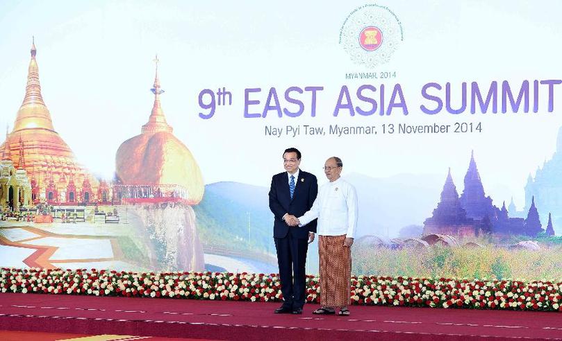 11月13日，中國國務(wù)院總理李克強在內(nèi)比都出席第九屆東亞峰會并發(fā)言。這是峰會開始前，東盟輪值主席國緬甸聯(lián)邦共和國總統(tǒng)吳登盛迎接李克強總理。新華社記者 李濤 攝 