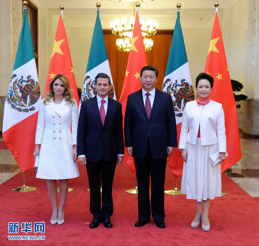 11月13日,國(guó)家主席習(xí)近平在北京人民大會(huì)堂北大廳舉行儀式,歡迎墨西哥總統(tǒng)培尼亞對(duì)中國(guó)進(jìn)行國(guó)事訪問(wèn)。這是習(xí)近平和夫人彭麗媛同培尼亞夫婦合影。 新華社記者 張鐸 攝 11月13日,國(guó)家主席習(xí)近平在北京人民大會(huì)堂北大廳舉行儀式,歡迎墨西哥總統(tǒng)培尼亞對(duì)中國(guó)進(jìn)行國(guó)事訪問(wèn)。這是習(xí)近平和夫人彭麗媛同培尼亞夫婦合影。 新華社記者 張鐸 攝